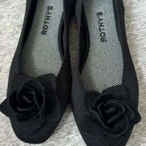 Never worn BRAND NEW Rothys Petal in Black